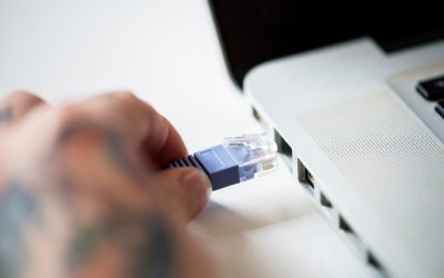 Adolescenții ’90 au adus viteza internetului în România