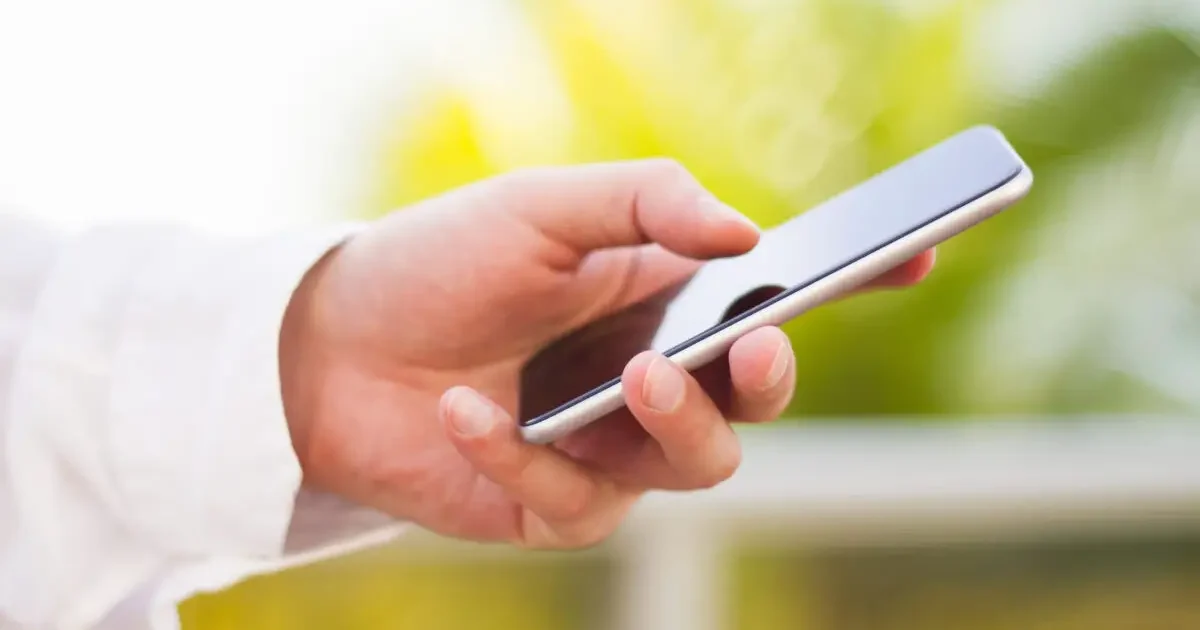 Telefonul tău personal, obligatoriu la muncă? Angajații fac apel