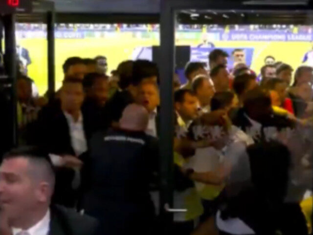 Șoc în Champions League: Conflict fizic staff-jucător, după vestiare