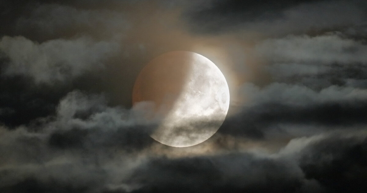 Eclipsă Lună 28 august 2026: Când începe și în România
