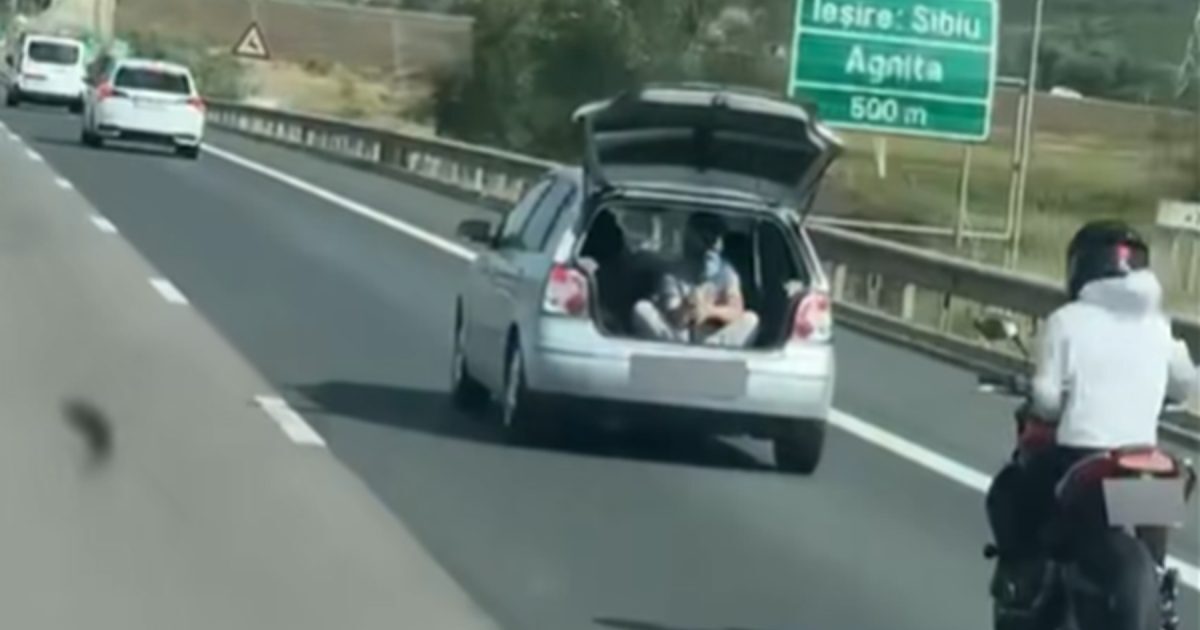 Nebunie pe A1: Tânăr filmat din portbagaj, motociclist implicat