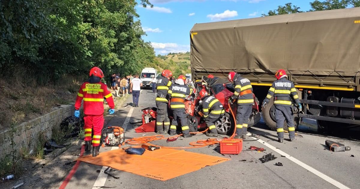 Tragedie: Copil și doi adulți uciși în accident cu camion militar