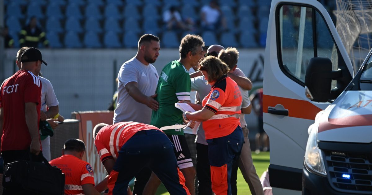 Panică la Botoșani: Ambulanța pe teren, antrenorului Corvinul i s-a făcut rău