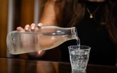 Bea apă: Regula salvatoare în caniculă