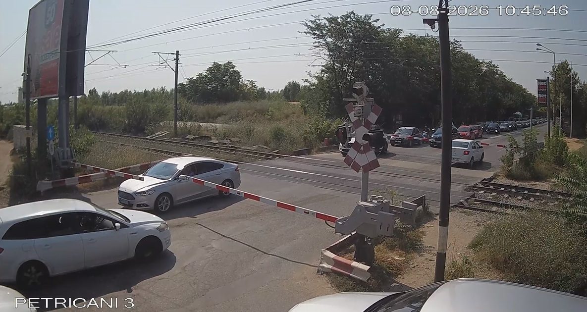 Șoferi prinși la Petricani, CFR avertizează: Pericol pe calea ferată