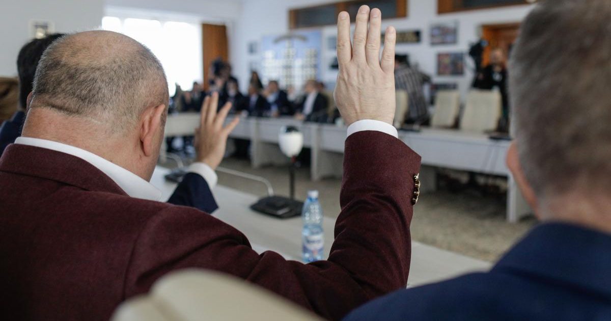 Haos Consilieri: Legea Modificată în Parlament, CSSEKE Contrazis