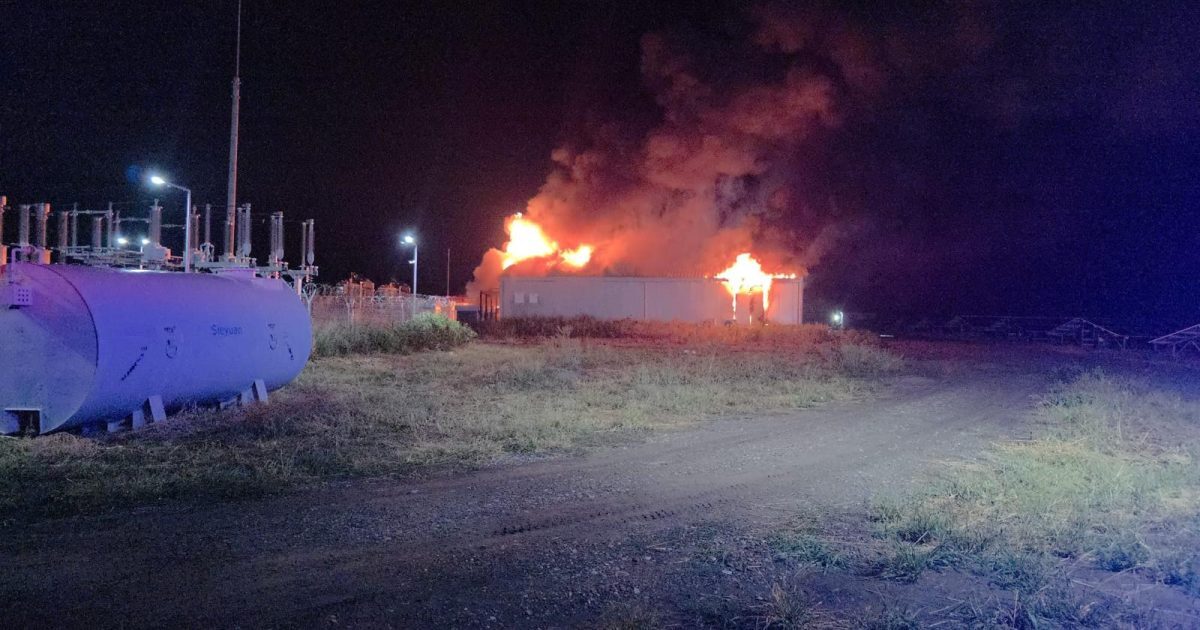 Incendiu de proporții la Stâlpu, Buzău: Hală de baterii de stocare, în flăcări
