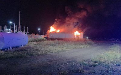 Incendiu de proporții la Stâlpu, Buzău: Hală de baterii de stocare, în flăcări