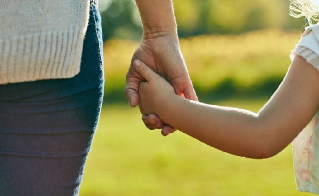 Ce mamă ești după zodie: Ghid complet, semn cu semn