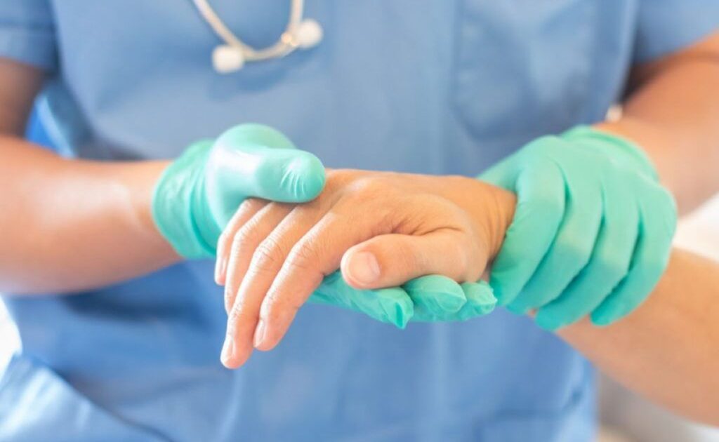 Traumatism mână? Află cum te operezi gratis la noi