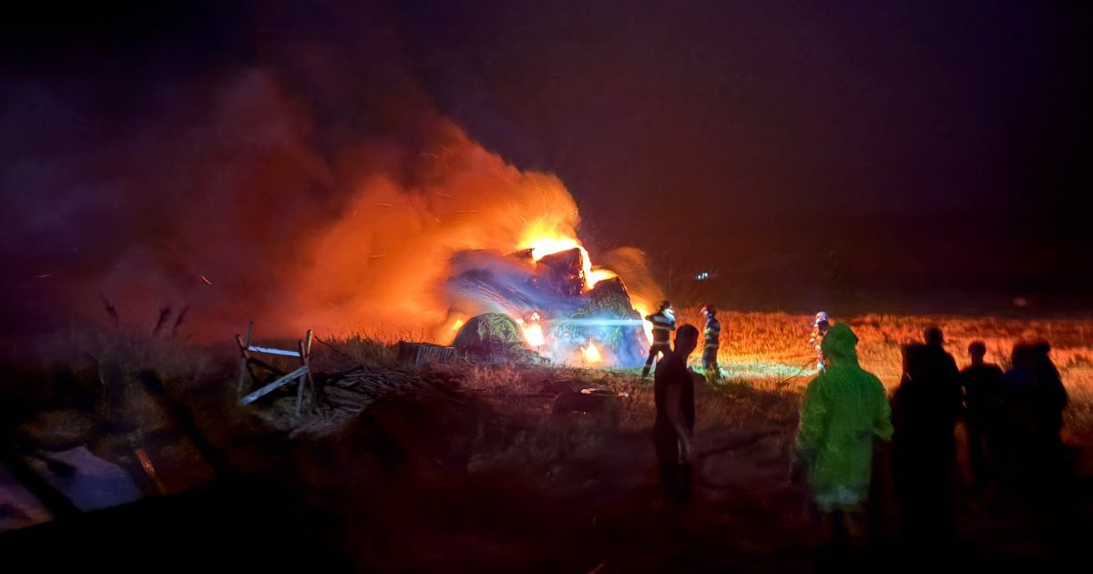Fulger declanșează un infern: Foc devastator, pompierii în luptă cu flăcările