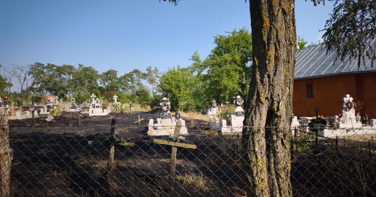 Botoșani: Foc distrugător în cimitir după o lumânare nesupravegheată