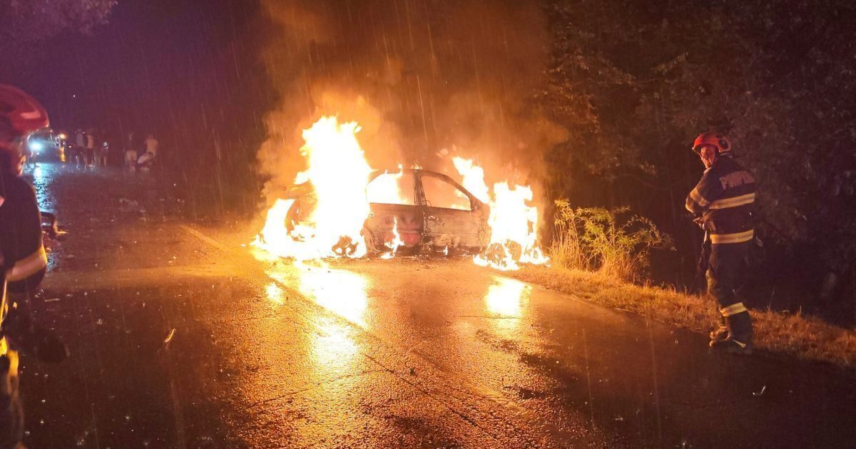 Mașină-n flăcări în Argeș, tânăr inconștient, scos din vehicul