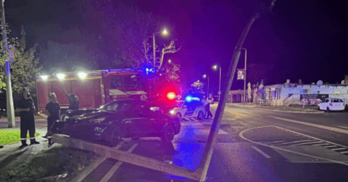 Villanyoszlopnak ütközött egy autó Nagykanizsán