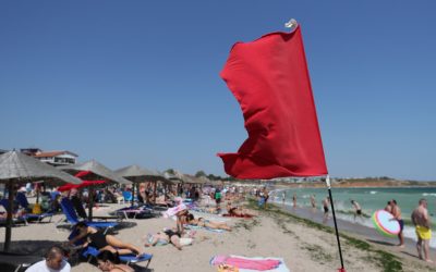 Eforie: Steag roșu la plajă, curentii sunt periculoși