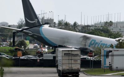 Accident pe pistă la Miami: Avion Amazon, fără control, a lovit mașini