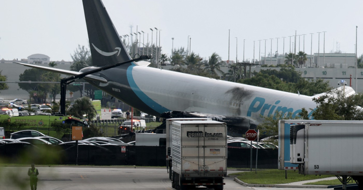Accident pe pistă la Miami: Avion Amazon, fără control, a lovit mașini