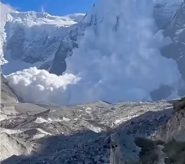 Avalenșă mortală în Caucaz: Cel puțin 11 alpiniști pieriți