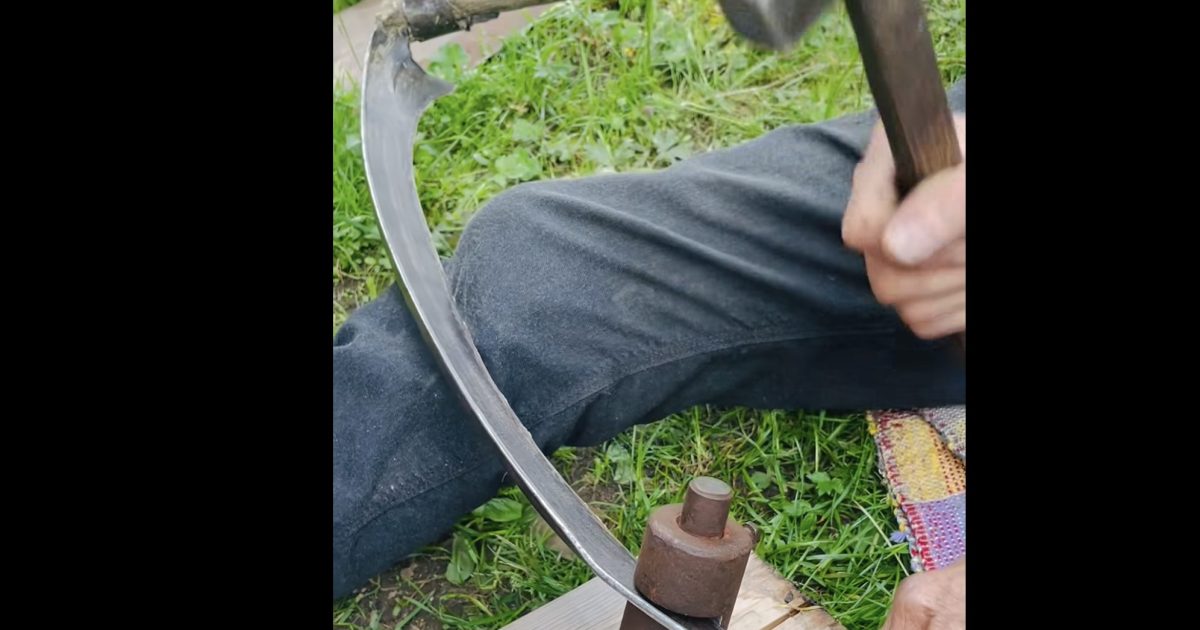 Moț din Alba, mega-viral pe Facebook: Cosește, face foc și strânge milioane