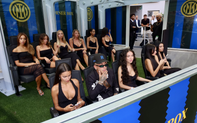 Rapperul, înconjurat de 10 femei la eveniment