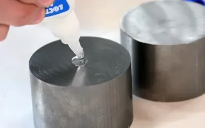 Super Glue: Secretul Adezivului care Te Liște pe Viață