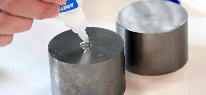 Super Glue: Secretul Adezivului care Te Liște pe Viață