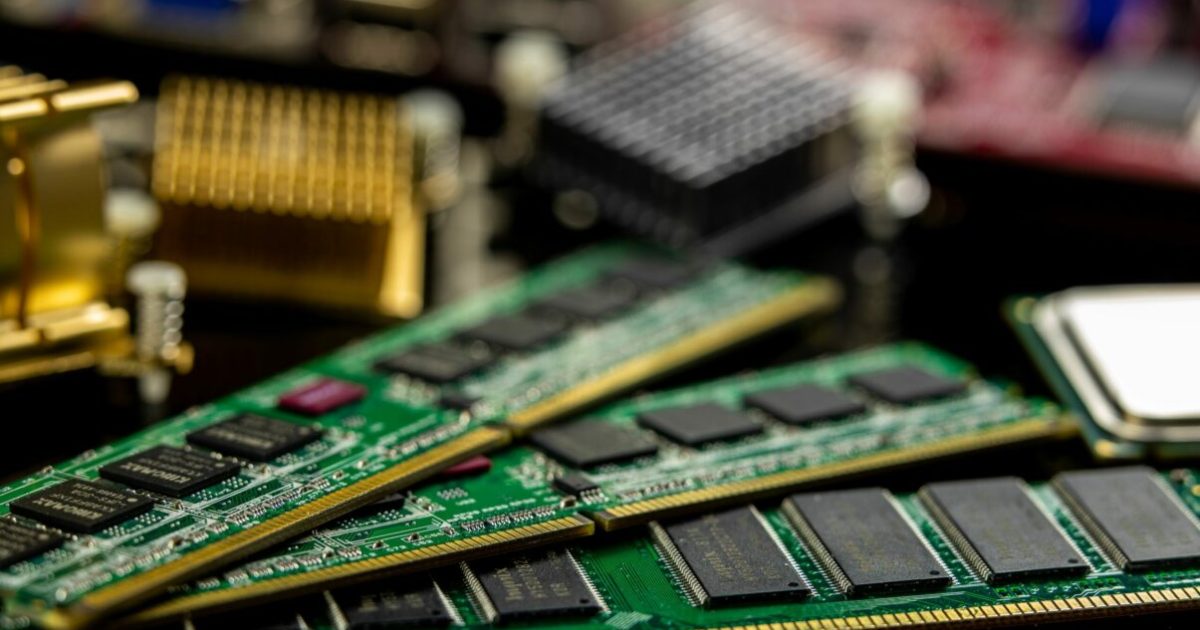 AI scumpește tehnologia. „RAMageddon” lovește piața electronicelor
