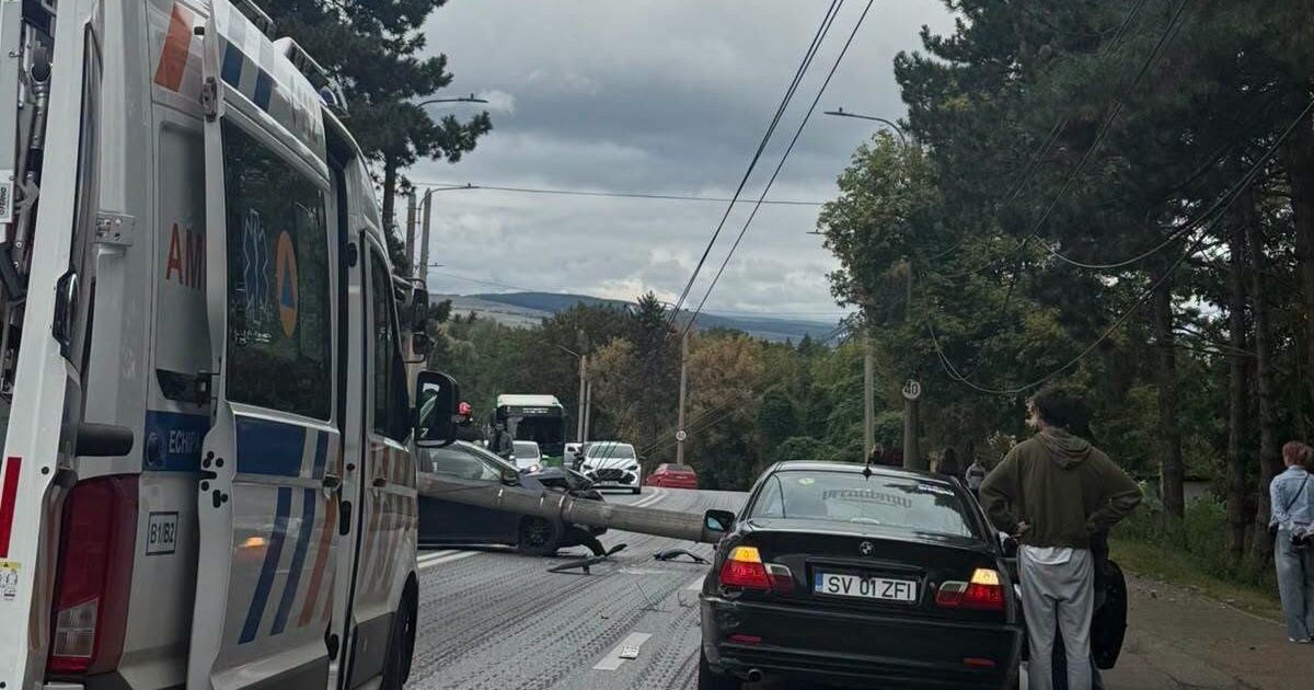 Suceava: Mașină strivită sub un stâlp, doi răniți grav