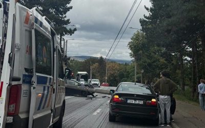 Suceava: Mașină strivită sub un stâlp, doi răniți grav
