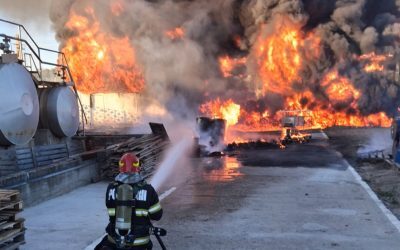 Incendiu devastator în Vâlcea: Hală de vopseluri, flăcări învinse după 4 ore