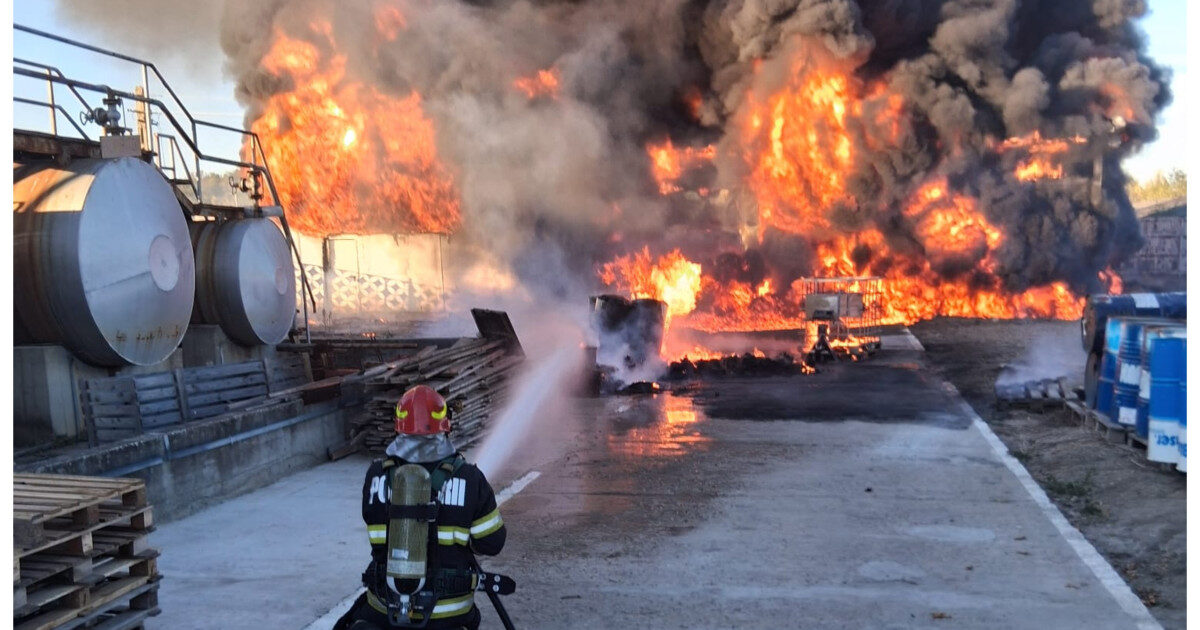 Incendiu devastator în Vâlcea: Hală de vopseluri, flăcări învinse după 4 ore