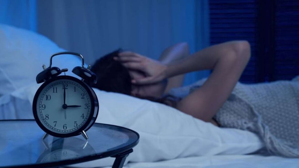 Toamna îți fură somnul? Sfatul neurologului pentru nopți liniștite